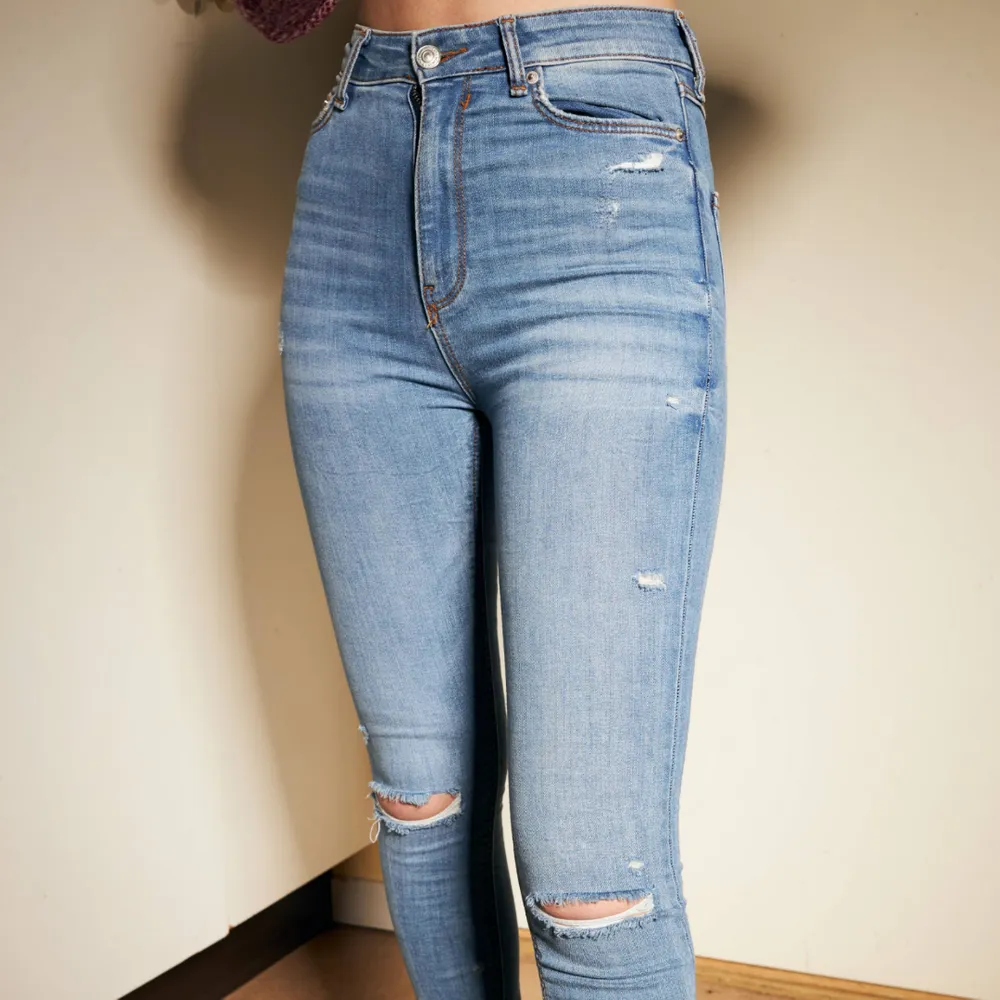 Klassiska ljusa jeans med en hög midja. Jeansen har snygga slitna detaljer och hål vid knäna. Som nya! 🥰   Storlek: 34  Färg: Blå  Innerbenslängd: 75  Midjemått: 76 (199 kr inklusive frakt)  . Jeans & Byxor.