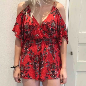 - Röd jumpsuit med orientaliskt mönster, i skönt luftigt material och väldigt fint skick. Skickas enbart, frakten ingår!