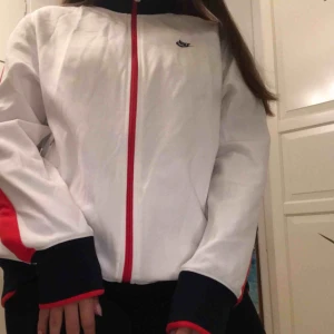  - Nike tröja. Använd men är som ny. Köparen står för frakten🌈☁️