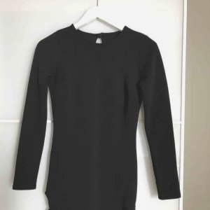  - Jätte snygg svart klänning med snörning på sidorna  