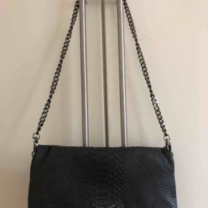  - Säljer min favoritväska (Rock Savage Bag) från Zadig & Voltaire då den tyvärr inte kommer till användning längre. Fick den för lite mer än 1 år sedan och är använd men fortfarande i bra skick. En lite kortare kedja ingår. Nypris ca 3600kr 