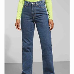 Supertrendiga Weekday row jeans i färgen win/indigo i storlek 26 (längd 30)!  Hög midja och raka ben. Nyskick, passar inte riktigt mig så har inga bilder med dom på, dessa är från hemsidan! Nypris 600kr, använda kanske fem gånger.