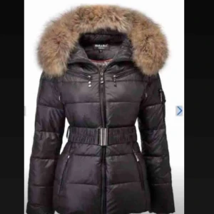  - Jag säljer denna Hollies jackan (äkta päls), anledningen till att jag säljer denna är på grund av att den blivit stor på mig då jag gått ner i vikt väldigt mycket.  Nypris: 4000 Mitt pris: 2200 men skulle kunna tänka mig sänka priset vid en snabb affär.