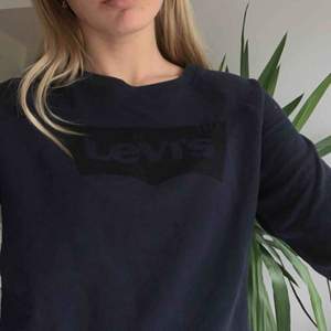 Jätteskön och fin tröja från Levis, köpt i USA  Ljuset ger inte rättvisa. Frakt tillkommer 💕