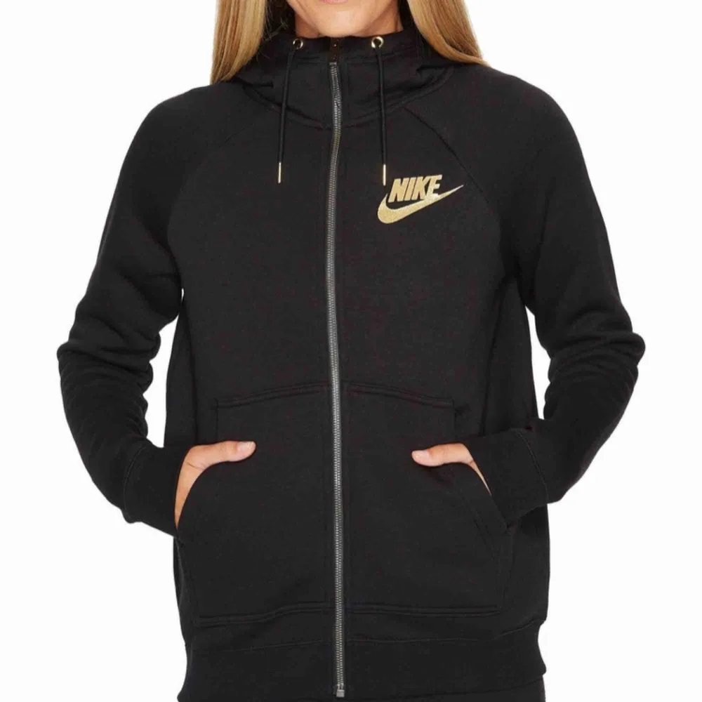Superfin hoodie med dragkedja från Nike. Använd men i bra skick. Köpt för 800kr.. Hoodies.