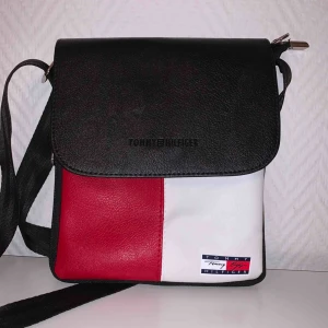  - Oanvänd Tommy Hilfiger Jeans axel väska. ( A1 Kopia)   Köparen betalar frakten på 63kr 