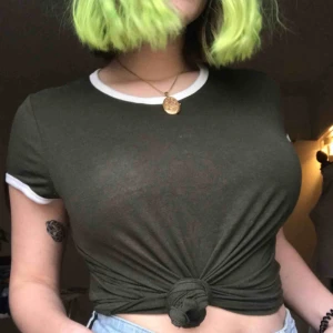  - Mörkgrön t-shirt. Mycket skön och lätt att stylea