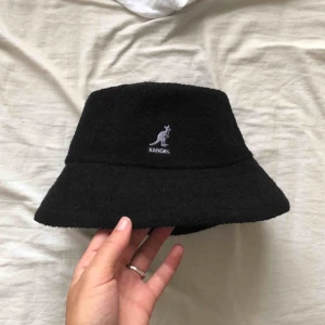  - Äkta kangol bermuda bucket hat med ljuslila känguru. Storlek S, använd en gång. 