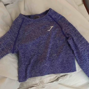  - Croppad tränigstopp från Gymshark, använd typ en gång. Väldigt tajt