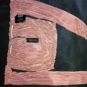  - Helt oanvänd offsholuder tröja, galet fin! 170:- nypris 299 + frakt! 