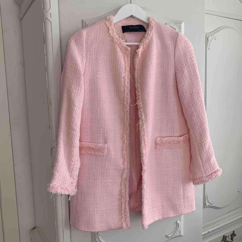 Säljer en rosa jacka från Zara i storlek small. Använd max 2 gånger. Frakt ingår. . Jackor.