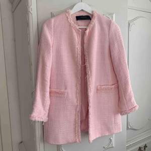 Säljer en rosa jacka från Zara i storlek small. Använd max 2 gånger. Frakt ingår. 