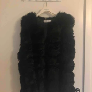  - Säljer min helt nya pälsjacka, säljer pga fel storlek  Jätte fin med fejk päls såklart passar både XS,S även M Kan frakta men sås tår du för frakten 