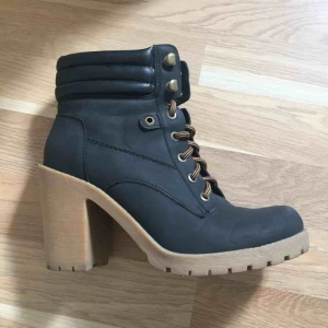  - Size 39 Colour: Black 