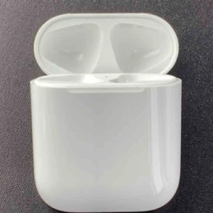  - Äkta Apple airpods laddfodral! Trodde jag hade tappat bort det så köpte ett nytt! Pris går att diskuteras :) frakt på 15kr tillkommer
