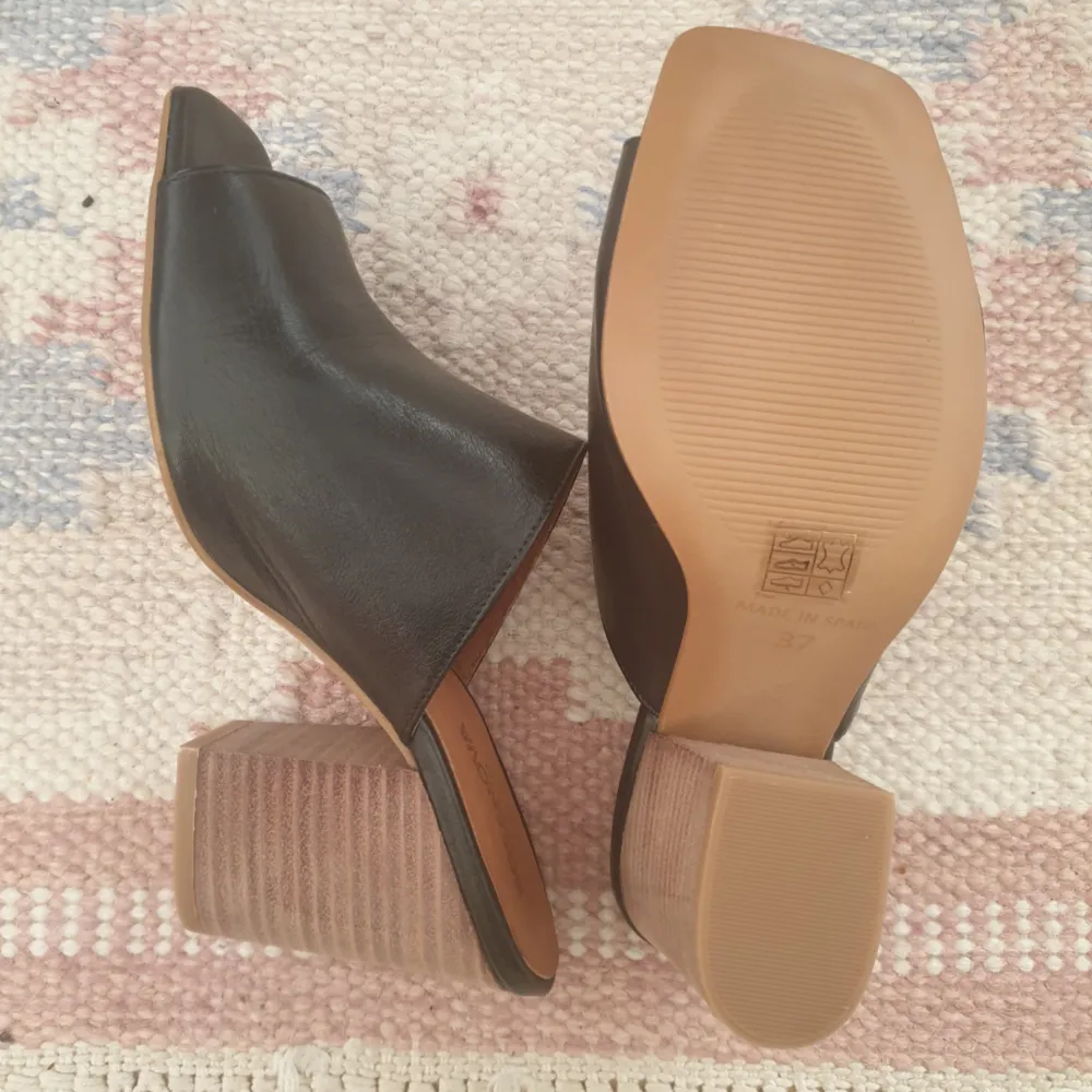 Snygga sandaler med block heel klack i äkta läder. Från Spanien. Storlek 37. Aldrig använd nyskick. Kan skickas annars finns i Malmö . Skor.