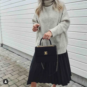  - Säljer min sjukt snygga pleated midi skirt från Filippa K. Helt oanvänd och lappen finns kvar. Frakt tillkommer eller möts upp i Stockholm🤗💕 Org pris 2500kr men köpte den på rea för 1000kr 