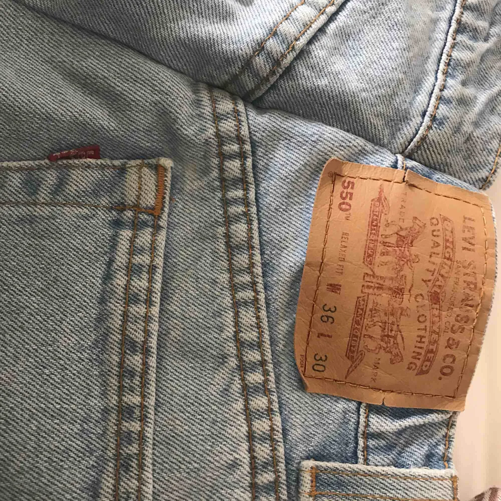 Levis jeans 501🧵🧵 Storlek W36 L30 men intagna i midjan och höfterna. Sitter mer som en baggy fit W30. Är lite slitna på insida lår. Jeans & Byxor.