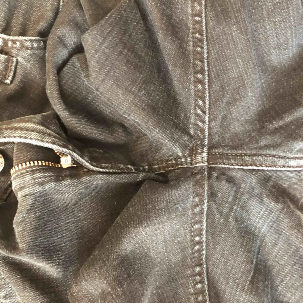 Svarta tajta nudie jeans som är mer stretchiga än vad märket brukar vara. Dem är svartare än på bilderna.  -98% bomull 2% elestan  Vid köp kan vi antingen mötas upp i centrala Stockholm eller så betalar köparen frakten:). Jeans & Byxor.