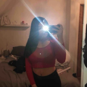  - Röd långa armband tröja med en polokrage sitter väldigt fint inga skador finns på tröjan, bara använd en gång