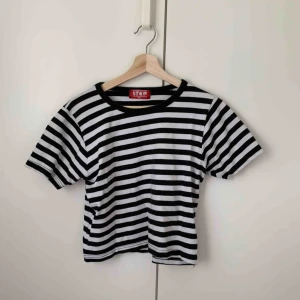  - Står XL men passar S/M  Croppad  Frakt ingår!