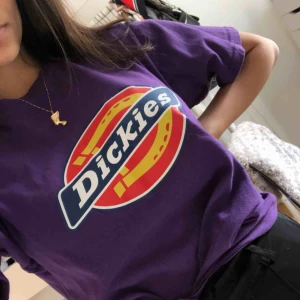  - Lila Dickies t-shirt som är sparsamt använd, tvättad en gång. Köparen står för frakt:)