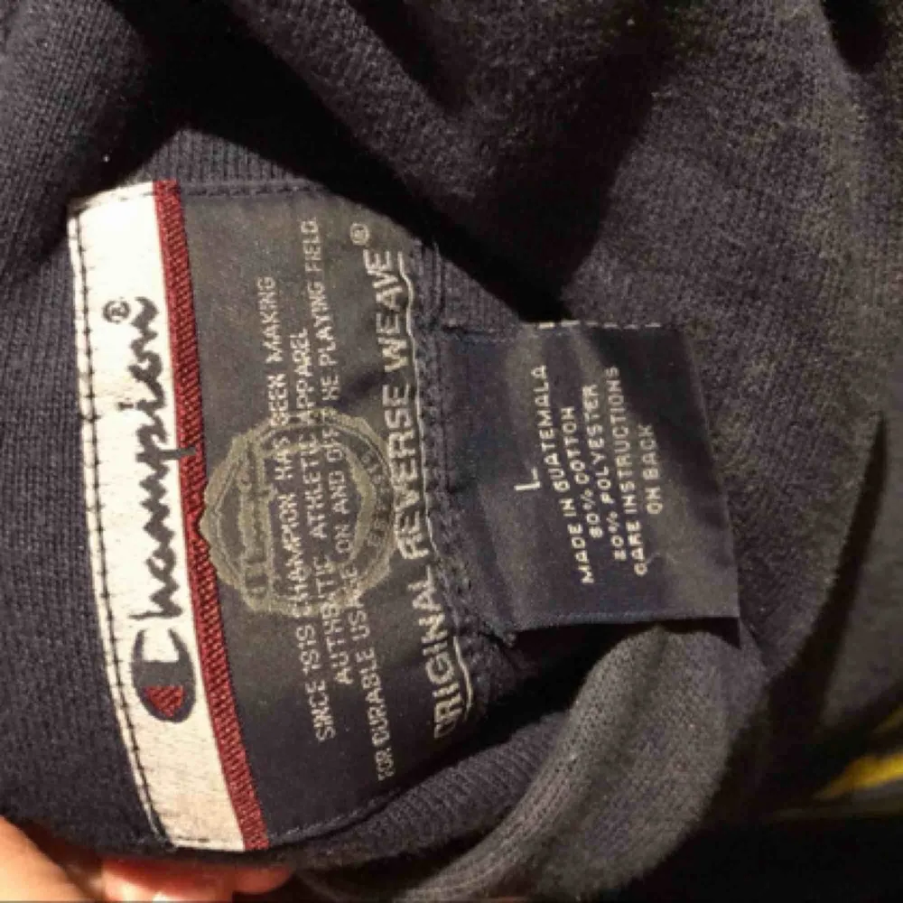 Säljer en fin vintage champion hoodie i strl L, sitter oversized på mig som har S/M så antar att den är tts. Inköpt på Beyond retro och använd ett fåtal gånger. Kan mötas upp i Stockholm eller fraktas om köparen betalar.  Pris kan diskuteras! . Hoodies.