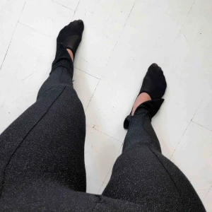  - Ett par glittriga svarta byxor med slit längst ner! Byxorna kommer från Vanessa Moe x Nakd kollektionen! Dm vid instresse 🥰