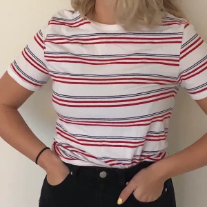 Jättefin t-shirt  - Tröjan är i jättebra skick då den endast kommit till användning ett fåtal gånger. Jättefint randigt mönster! Storlek L men jag har vanligtvis S och den sitter snyggt! Köparen betalar frakt 