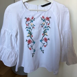 Jättefin blus / topp i nyskick 💚 -  •Väldigt fräsch blus med volangärm •Storlek S •Märke: Zara •Använd 1 gång  🧺Tvättad efter användning 📬Kan skickas mot fraktkostnad ✅Skickar paketet samma dag 🚫Djurfritt och rökfritt hem 📍Kan mötes upp i Mölnlycke