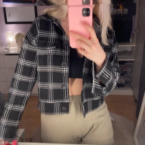 Jacka - Tunn/kofta svart vit rutig jacka från Gina Tricot i storlek S. Nyskick!