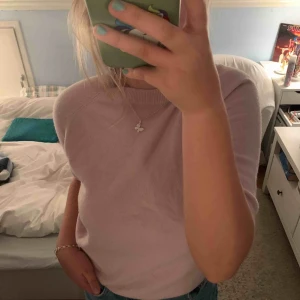  - ”Stickad” t-shirt helt oanvänd i rosa. Perfekt nu till hösten/vintern. 