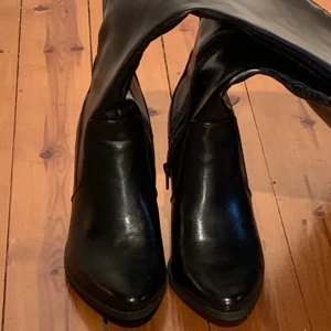 Overknee boots - Aldrig använda overknee stövlar i skinn imitation. Köparen står för frakten 💖 klackarna är 8cm. 