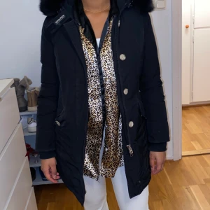 Woolrich luxury artic parka XS - Woolrich jacka storlek XS använd 2 vintrar, bra skick dock så har den en defekt under vänster ficka kan skicka exakta bilder om så önskas, men det är inget man lägger märke till. Nypris 8000 kr 