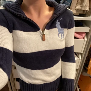 Ralph luren - Jätte fin och cool polo tröja från ralphluren, säljs inte längre!! De är en barn storlek men passar mig som har xs/s