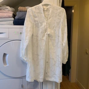 Tunika/klänning vit storlek 38 - Broderad vit tunika/klänning storlek 38 från hm 