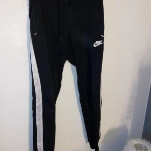 Nike byxor - Super sköna nike mjukisar som jag älskar men som tyvärr är för långa för mig. Knappt använda. ( INTE ÄKTA & frakt tillkommer )