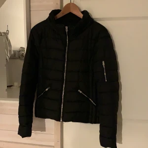 Jacka  - Super fin jacka från zara med påtaglig fejkpäls. Pälsen tas på och av med hjälp av en dragkedja. Pälsen är suuuuuper mjuk! Dragkedjorna funkar utmärkt. Strl M men passar mig som är S alldeles perfekt. Passar perfekt till vintern!😊