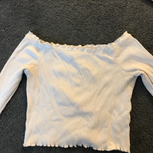 Off sholuder tröja från Gina - Simpel vit off shoulder tröja , storlek L men passar S-L