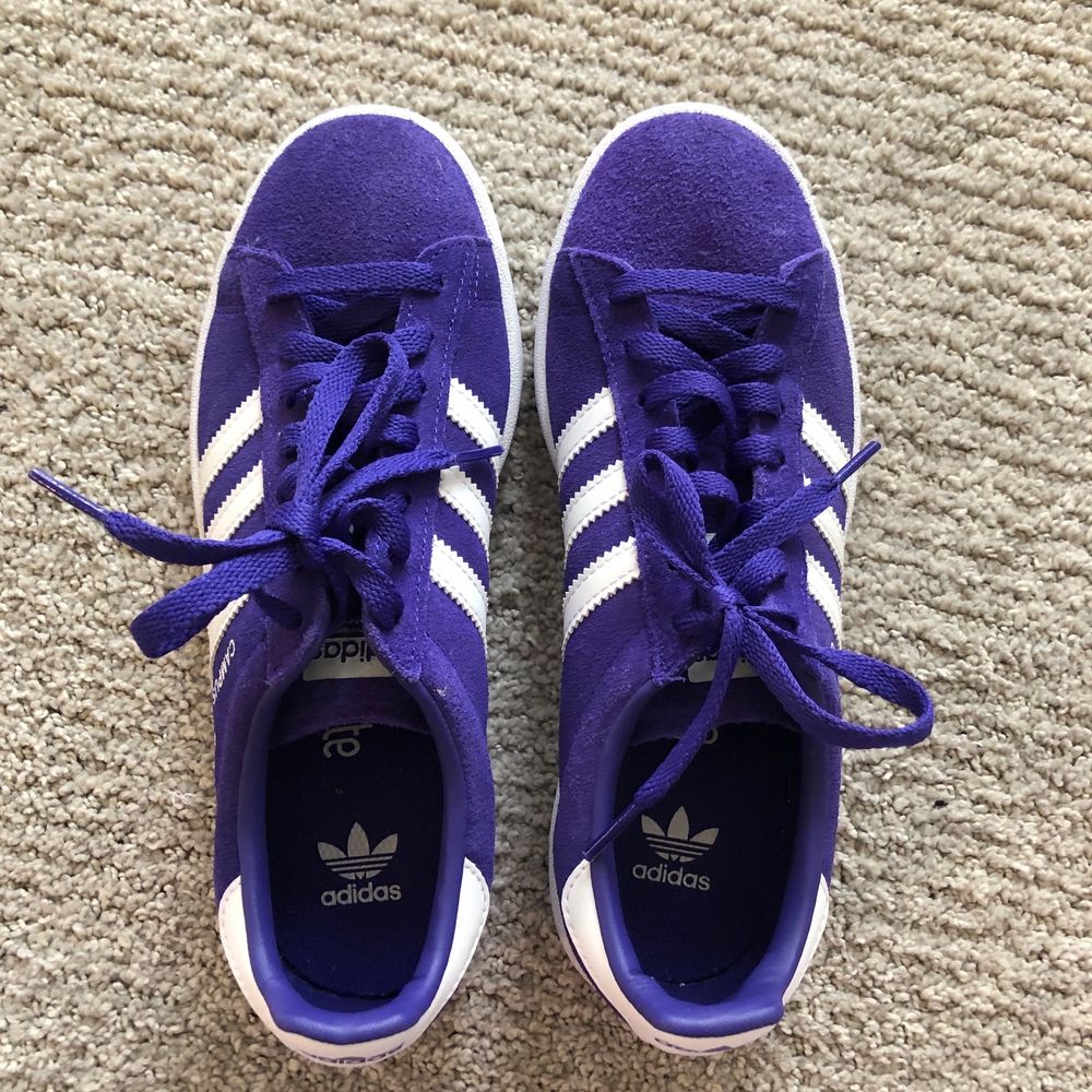 Säljer mina Adidas Campus i en asball lila färg, lutar lite åt det blåa hållet. Skorna är använda max två gånger, alltså i väldigt bra skick! 300 kronor inklusive frakt!. Skor.