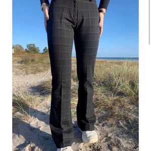 Flarebyxor från Design By Si - Supersnygga och sköna byxor från Design By Si i storlek S! Tyvärr passar de inte längre och är därav sparsamt använda🥰 Buda vid fler intresserade!