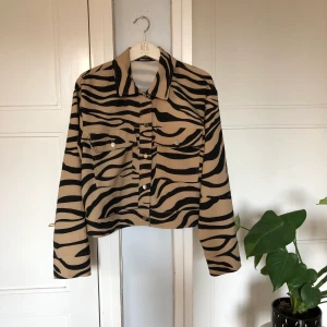 Zebra jacka Gina Tricot - Fint skick! Storlek 40. Postar mot frakt eller möts upp! 