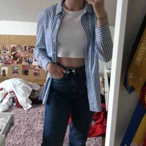 Skjorta fråm hm stl 34 - Helt oanvänd blåvitt randig skjorta i storlek 34från hm med prislappen kvar. Super snygg till ett par jeans eller bara som en cover up. Köparen står för frakt💘💞💖