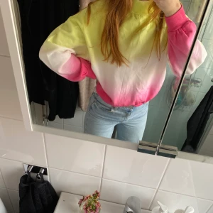 Sweatshirt i ombre  - Jättefin sweatshirt i ombre. Lite magtröja men funkar bra med highwaisted jeans. Inköpt för cirka 1 år sedan, oanvänd!💖🤍💛 kan skickas mot frakt!