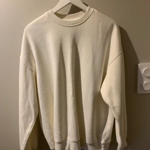 Sweatshirt  - Köpt från H&M. Väldigt fint skick ovh är knappt använd