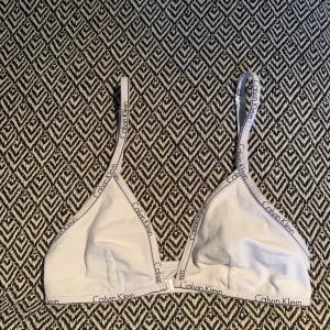 Calvin Klein bh  - Bygellös bh utan inlägg i. Storlek L men känns som en S/M, använd 2-3 gånger men säljer  nu för den inte riktigt passar mig:) jag har i kup-storlek 75D/80C;) 