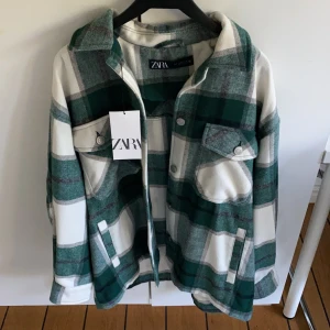 Zara rutig jacka - Rutig jacka från Zara i storlek M. Inköpt i december förra året men aldrig använd. 