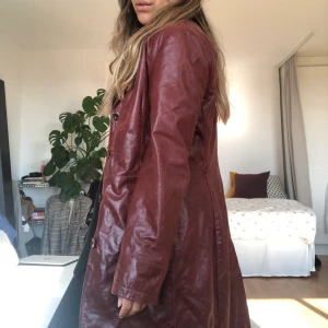 Skinnkappa - Min populära brunröda skinnkappa som jag köpte förra året här på plick! Har använts lite då och då men tycker inte den passar mig riktigt. Så den behöver ett nytt hem ❤️❤️❤️