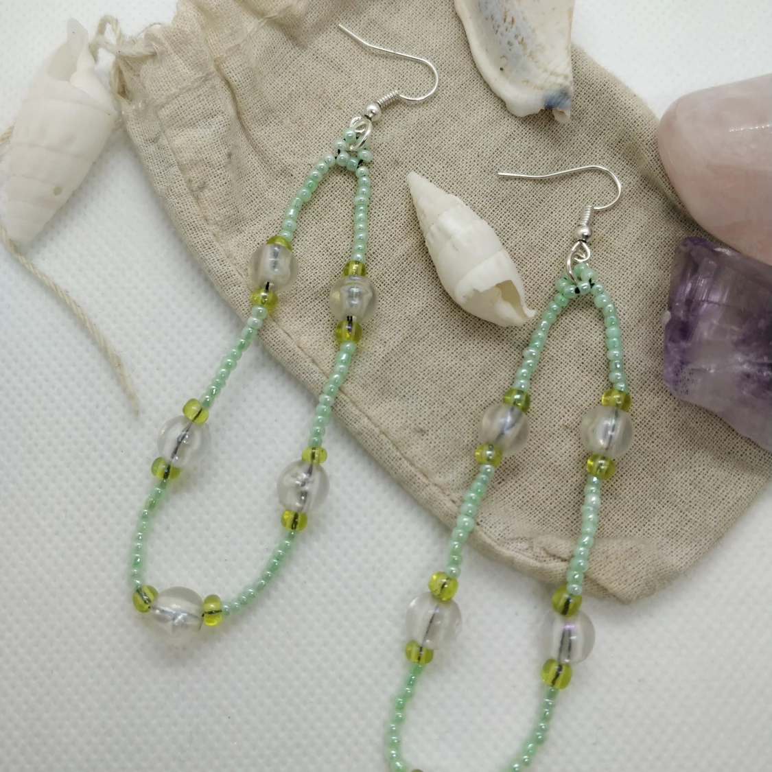 Handgjorda pärlörhängen i grönt