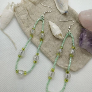 Handgjorda pärlörhängen i grönt - Handgjorda gröna pärlörhängen🌱✨